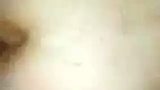 كارينا كابور في مشهد جنسي صريح وقوي