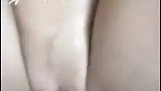 شقراء لا تشبع تحصل على فتحتها الضيقة ممتدة بقضيب ضخم