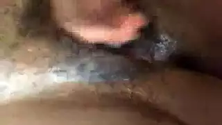 ممارسة الجنس في العمل تجعل هذه الفتاة السمراء تتوق إلى مص قضيب صلب