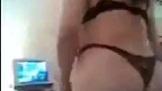 رقص شهواني يتحول إلى مص مكثف للقضيب