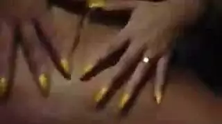  غرفة الملابس الخاصة: باريس روز تمص وتأخذ شرجًا خشنًا من رجال أثرياء