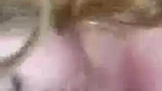 خادمة شابة ذات شعر تخدم قضيب صاحب العمل في تدليك إباحي صريح