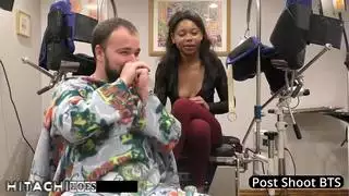 تدليك عصا هيتاشي يقود مهبل المراهقة إلى هزات جماع متعددة مع صراخ