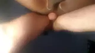 عاهرة شقراء تأخذ قضيبين أسودين في ثنائي جنسي صريح