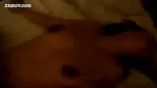 فتاة آسيوية تدعو شابين لثلاثي جنسي صريح في شقتها