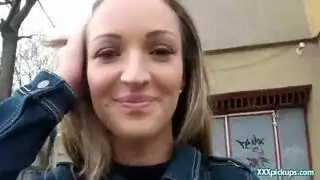 بالإصبع يائس مطيع