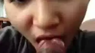 عميل مثار يحصل على إثارة يدوية مرتعشة من مدلّكة جميلة