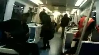 يفعل شخصان من الأشياء المشاغب أمام الكاميرا، لأنهم يحتاجون إلى المال