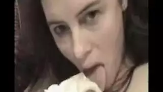 معلمة تستمتع بفم طالب على قضيبها بينما الزوج يستمني