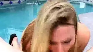 استمناء لورا لمعان المثير على الأريكة يؤدي إلى ضرب عنيف بوضعية الكلب