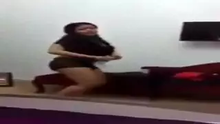 ملابس حمراء وجماع شرجي – سمراء تأخذ كل شيء