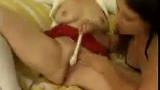 المطبوغة من طراز كوغار مثلية وامي خطوة قرنية تدليل بعضها البعض في الشرفة