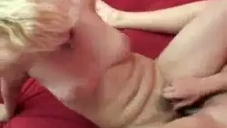 هاوية ساخنة تكشف ساقيها المثالية بجوارب النايلون الأسود الشفاف