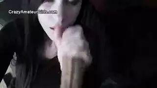 مراهقة بالجوارب تلعب بكسيها المشعر في فيلم ويبكام إباحي