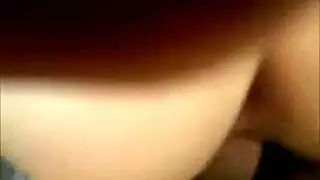 امرأة سمراء متعرج في بلوزة مطبوعة الحيوان هي مص ديك بجد بعد كذابها