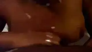 بي دي إس إم صريح: خاضعة معصوبة العينين تُمارس الجنس على وجهها