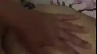 زوجة آسيوية ناضجة تمت ممارستها من قبل صديق الابن في الشقة