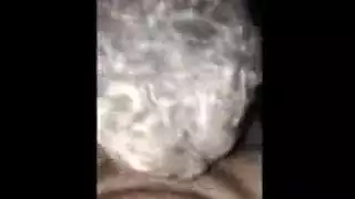 شاهدنْي وأنا أمصّ هذا اللحم الضخم – تطلب منه فتاة سمراء مغرية