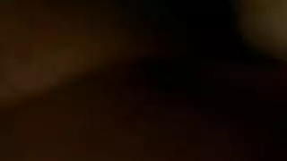 امرأة جميلة وممتلئة الجسم تمارس جنسًا صريحًا ومركّزًا على الكعب العالي