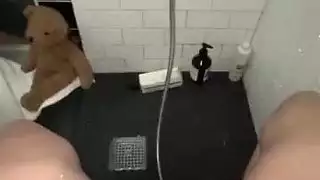 شاب ذو جسم مثالي يستمني لفتاة مراهقة ضيقة قبل الدش