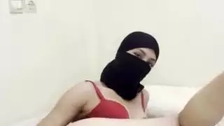 فتاة عربية محجبة خجولة تفرك فرجها المبلل ببطء حتى تبلغ الذروة