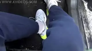 تحقيق الشهوة: مهبل زوجة الأب المشعر يصبح هدفًا للبول