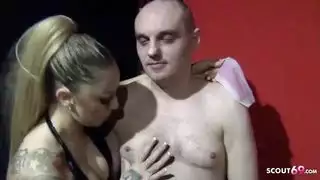 ملكة الإباحية التركية دانا جين تمارس الجنس مع العاهرات الألمانيات المستسلمات