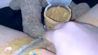 إباحية شهوة الطعام: دهن زبدة الفول السوداني على شق مراهقة ضيق