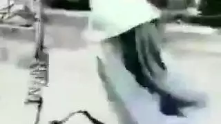 امرأة تحلق مع تعليق باللغة العربية