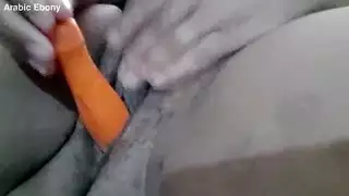 فتاة عربية سمراء تصل للنشوة بقوة باستخدام ألعاب جنسية ميكانيكية