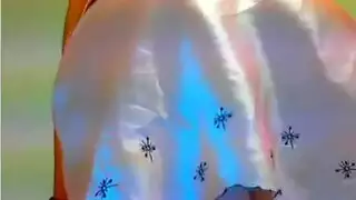 عاهرة شابة حمراء الشعر تلعب بفرجها الحليق على كاميرا الويب