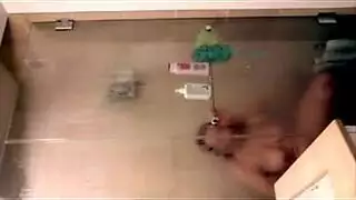 فتاة مفلس ترتدي ملابس داخلية مزركشة ، حصلت جينا جيرسون على قضيب صلب ، حتى جاءت