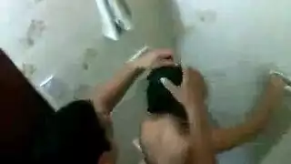 حمام المول الإباحي: شاب كردي عراقي يمارس الجنس بقوة مع حبيبته
