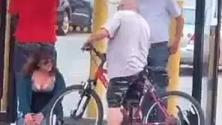 عاهرة تمتلئ بقضيب غريب في الأماكن العامة