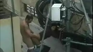 شرموطة تُركب من قبل عامل الخدمة على السطح