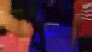 فتاة عاهرة بملابس داخلية وردية تأخذ قضيبين في وقت واحد