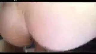 هاوية لطيفة حمراء الشعر تخلع ملابسها، تظهر مؤخرتها المدورة وتُدخل أصابعها في كسها المُشبع