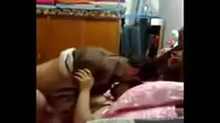 شريط سكس عربي ساخن: زوجة كبيرة المؤخرة تخلع ملابسها لقضيب زوجها